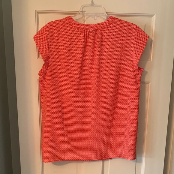 NWOT HILARY RADLEY Red Geometric Print Blouse Cap Sleeve V-Neck - Size Medium - Picture 2 of 8